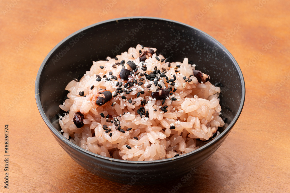 ごま塩をかけた赤飯 ごま塩をかけた赤飯
