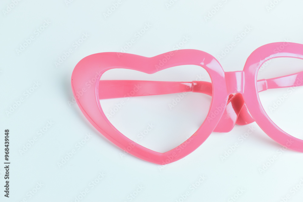 Fototapeta premium pink heart shape of glasses on white background