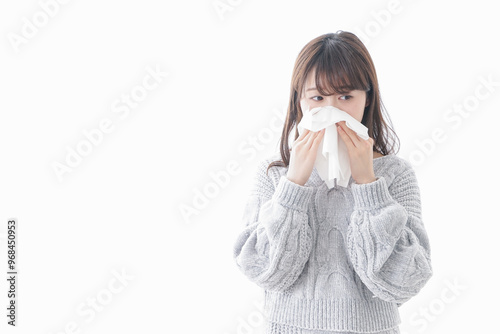 風邪・花粉症で鼻をかむ女性 photo