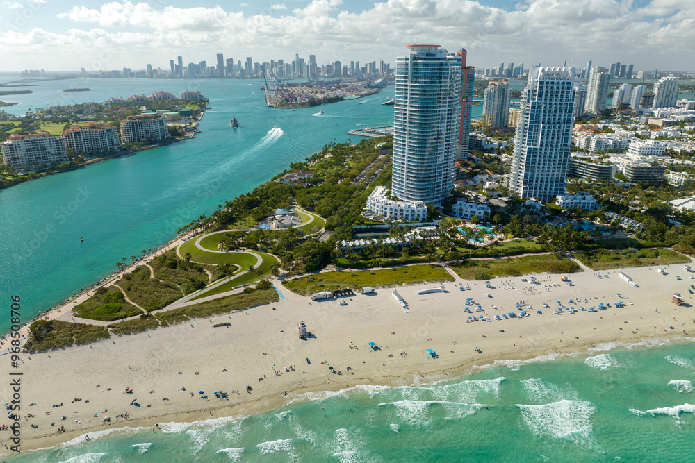 Naklejka premium Popular vacation spot in the United States. Ocean warm waters and sandy beachfront at Miami Beach in Florida, USA. American travel destination