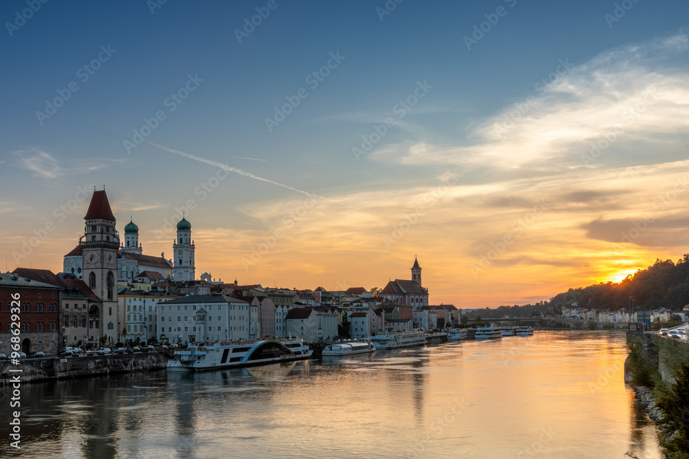 Fototapeta premium Sonnenuntergang über der Altstadt von Passau, Bayern
