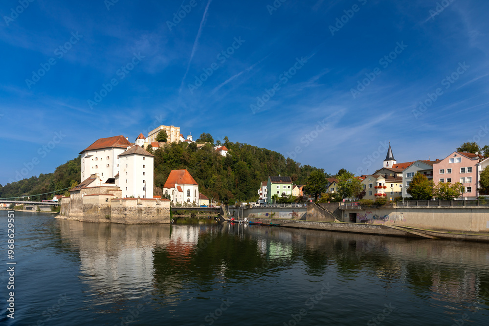 Fototapeta premium Feste Niederhaus am Zusammenfluss von Donau und Ilz in Passau, Bayern