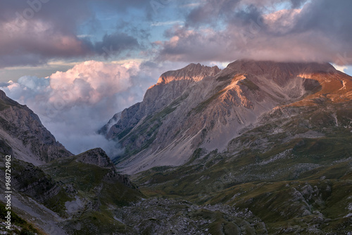 Parco Nazionale del Gran Sasso: escursione al Pizzo Cefalone 2533 metri Tramonto sulla Val Maone photo