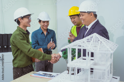 In the office,home builders build homes for clients to discuss plans and designs.They stand at tables,hold hands,and sketch out the outline of the home,focusing on creating the home of their dreams.