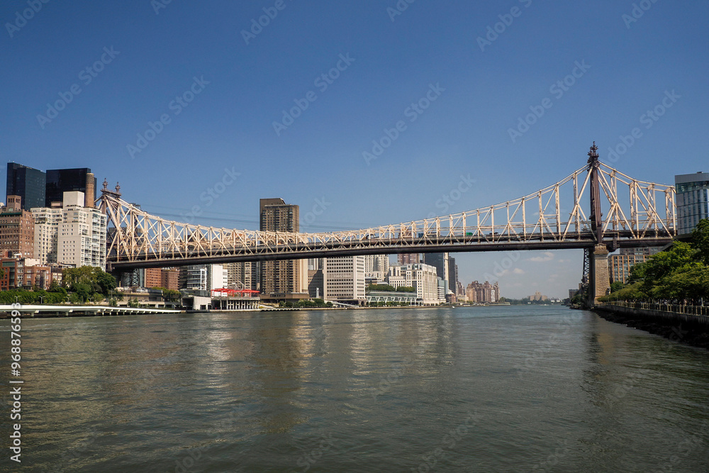 Obraz premium Ed Koch Queensboro Bridge connecting new york city manhattan to Roosvelt island and Queens