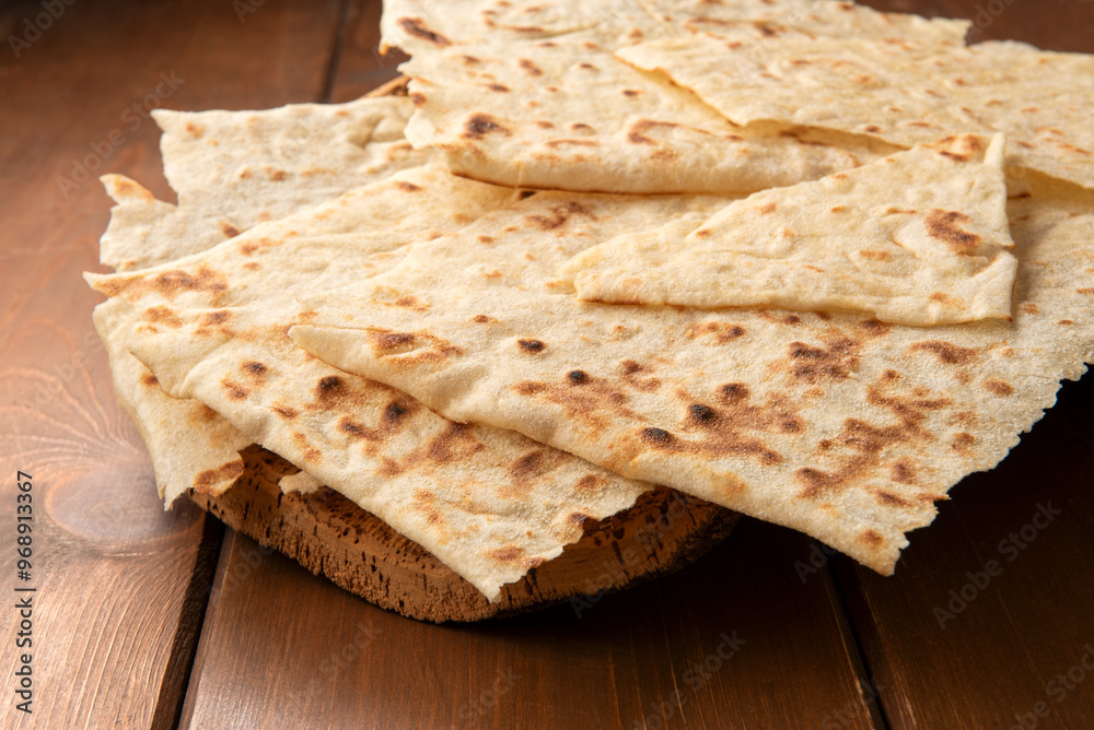 Fototapeta premium Pane carasau croccante, prodotto tradizionale della cucina Sarda, cibo italiano