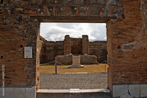 vue du temple du génie augustus dans la ville ruines de Pompéi