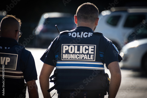 vue d'un agent de la police municipale française de dos