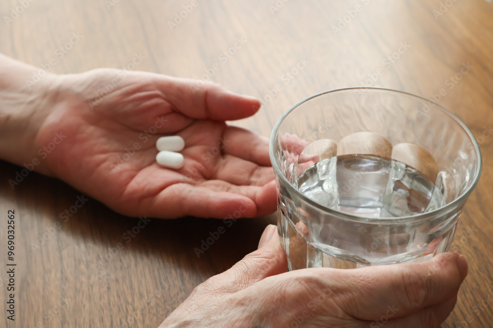 薬を飲む高齢女性の手元 薬を飲む高齢女性の手元