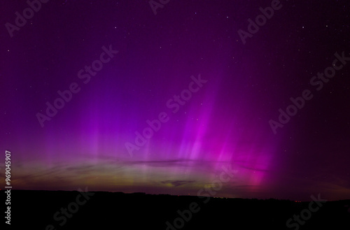 Polarlichter Nordlichter in Deutschland in Pink, Lila, Rosa mit grünen Schweif