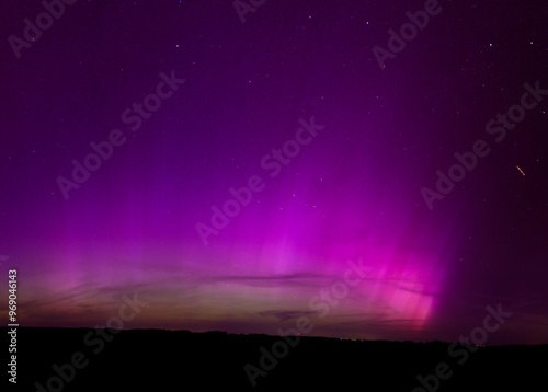 Polarlichter Nordlichter in Deutschland in Pink, Lila, Rosa mit grünen Schweif