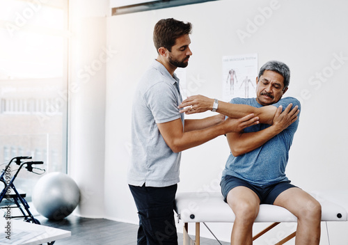 Foto Physiotherapist, stretching and mature man in clinic, helping and healthcare with exercise and fitness