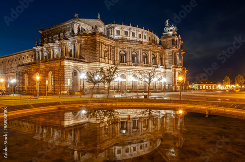 Semperoper bei Nacht in Dresden photo