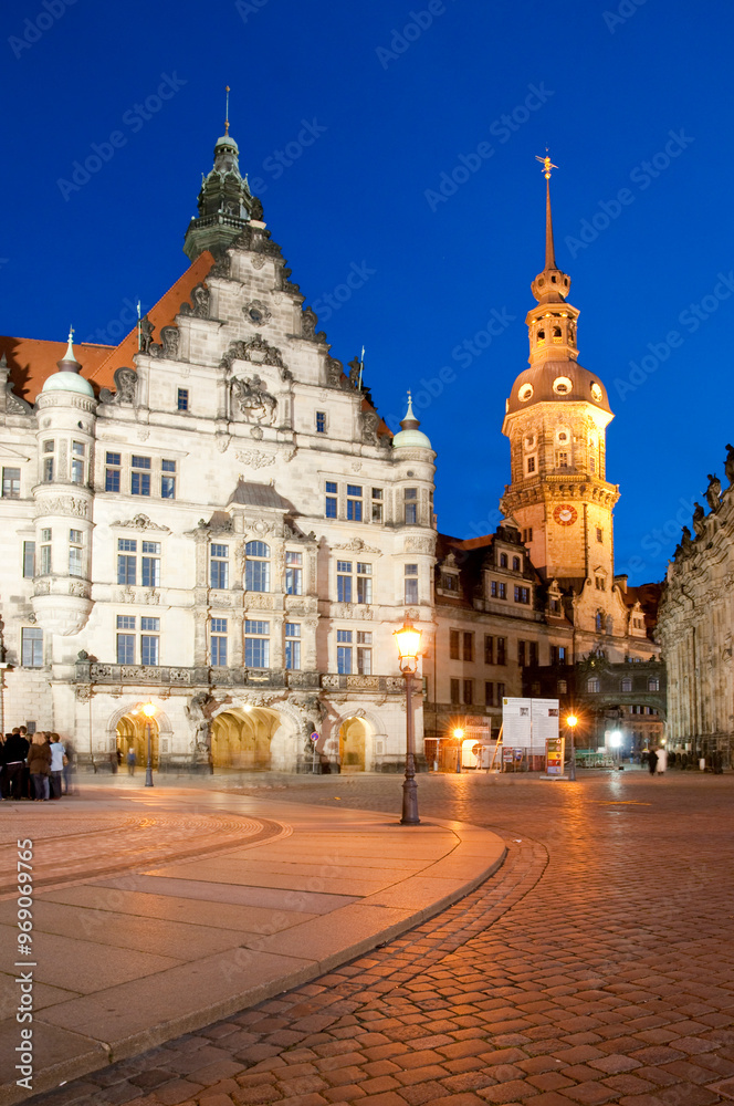 Fototapeta premium Schlossplatz mit Stadtschloss und Residenzschloss bei Nacht, Dresden, Sachsen, Deutschland, Europa