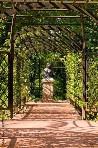 Laubengang im Schloßgarten, Dornburger Schlösser, Dornburg, Thüringen, Deutschland, Europa photo