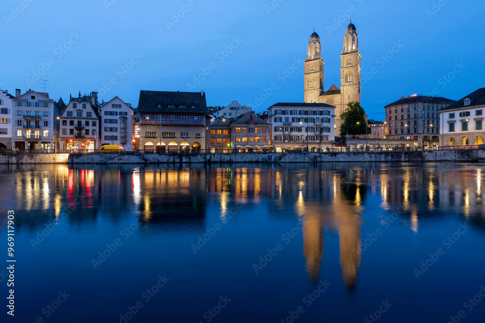 Obraz premium Historic architecture at the Limmat riverbank in Zurich at night