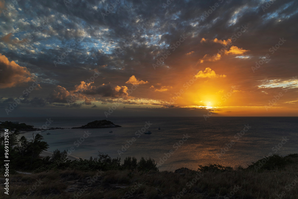 Naklejka premium Scenic moody sunset over Anchors Bay on Lizard Island in Queensland, Australia.