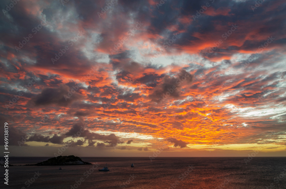 Obraz premium Scenic moody sunset over Anchors Bay on Lizard Island in Queensland, Australia.
