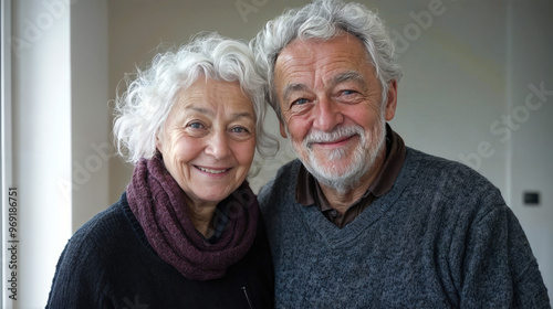 couple souriant d'une femme et un homme âgés de 65 à 70 ans heureux ensemble photo