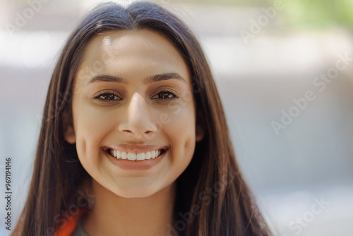 Foto Young woman smiling showing dimples outdoors portrait