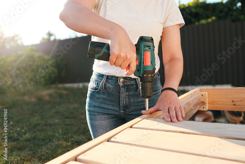 Canvastavla Female carpenter at work using hand drilling machine