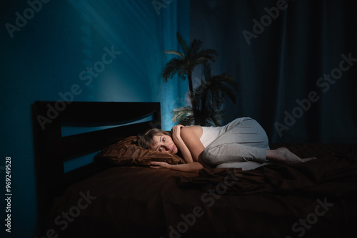 Foto An elderly woman who woke up in the middle of the night from a nightmare or pani