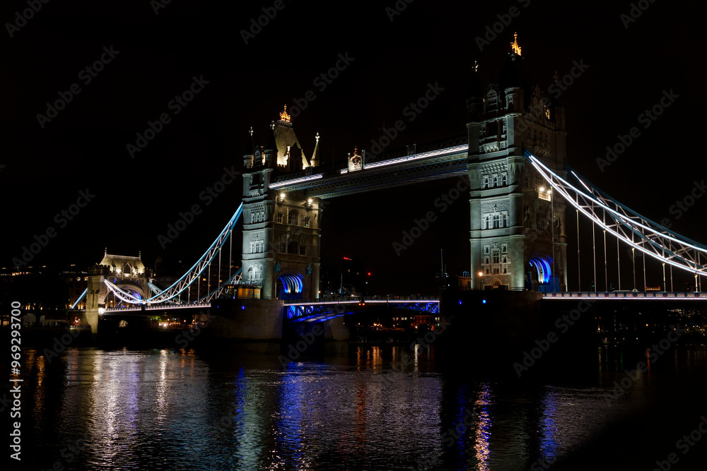 Obraz premium Illuminated Tower Bridge over Thames river at night, London, England, UK