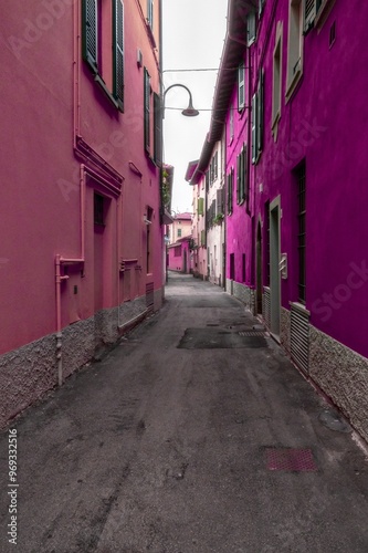 Camminare e fotografare la bellissima Iseo Italia in bianco e nero con zone colorate photo