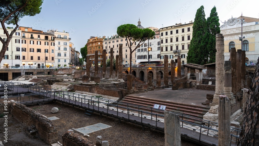 Obraz premium Ancient Roman ruins of Largo di Torre Argentina at dusk in Rome.