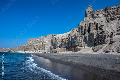 Paysage maritime du littoral de l'île grecque des Cyclades de Santorin avec ses falaises volcaniques autour de la plage de Vlychada photo