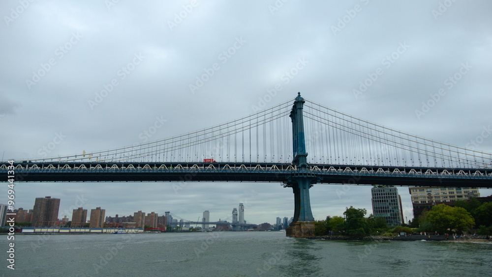 Naklejka premium Manhattan Bridge over river in New York