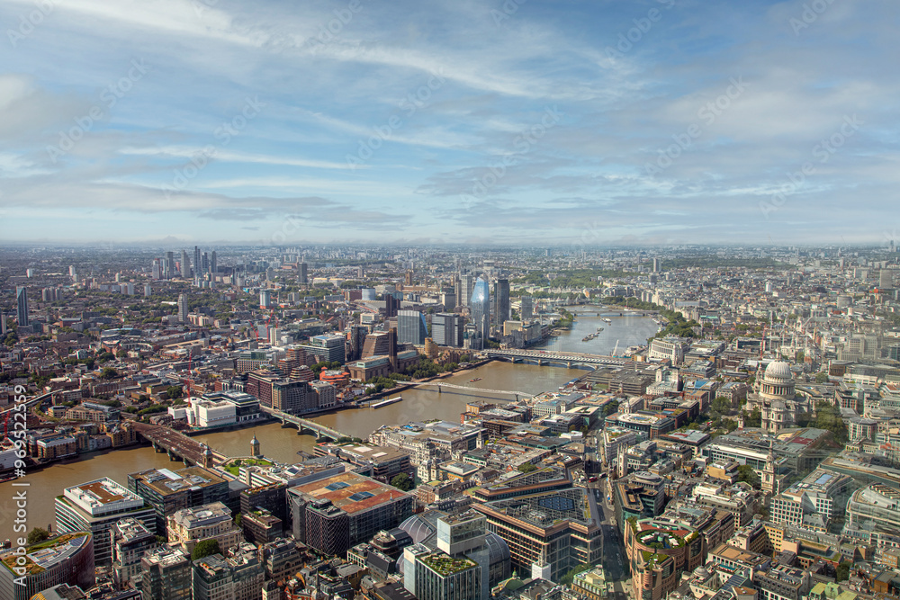 Obraz premium Weitläufige Aussicht auf die Stadt und den Fluss Themse mit mehreren Brücken und Gebäuden in London, Vereinigte Königreich Großbritannien