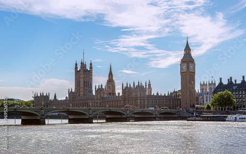 Flussblick auf das berühmte historische Houses of Parliament und Big Ben bei blauem Himmel, London, England, Großbritannien