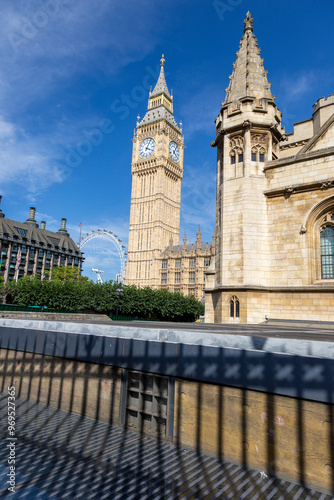 Big Ben und ein weiteres historisches Gebäude unter klarem blauen Himmel in London, Vereinigte Königreich Großbritannien