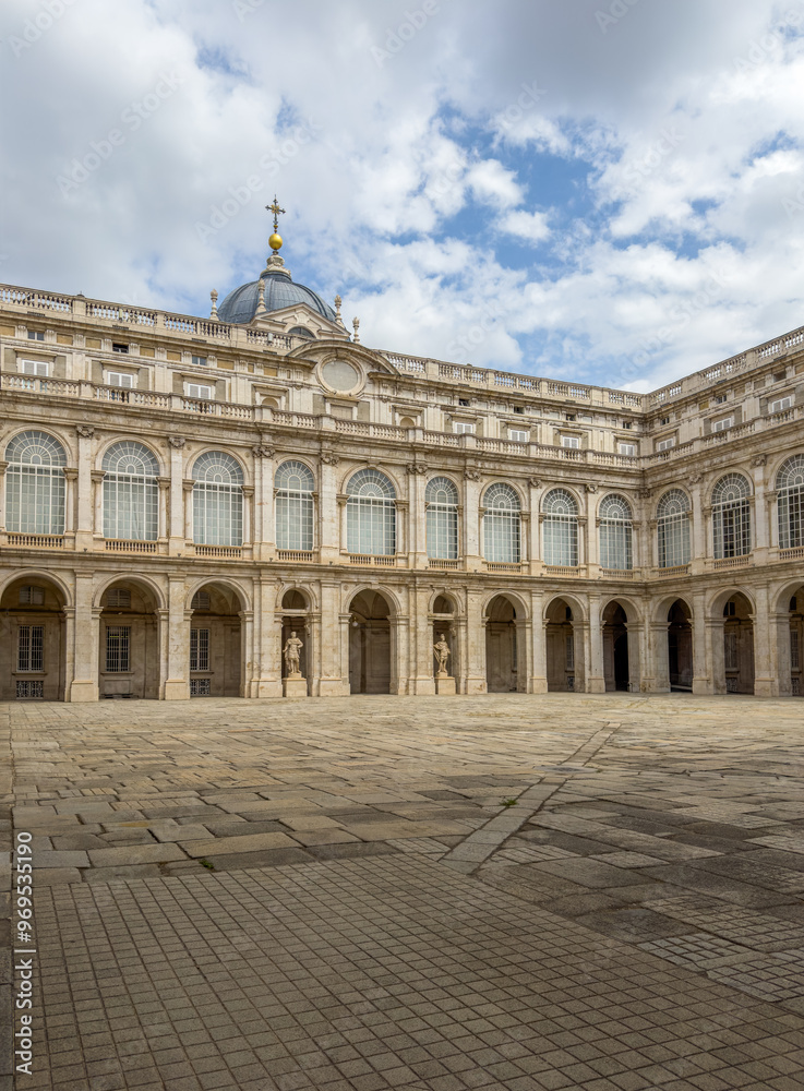 Fototapeta premium dziedziniec wewnętrzny zamku królewskiego w Madrycie