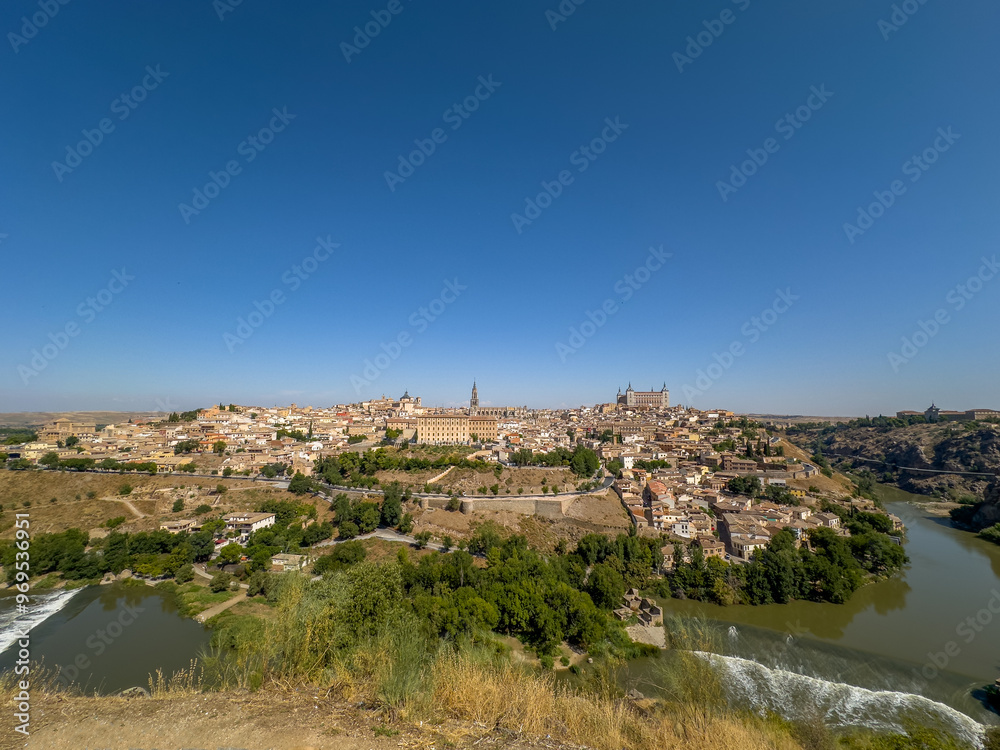 Toledo, średniowieczne miasteczko umiejscowione nad rzeką Tag, wpisane na listę dziedzictwa UNESCO, tylko pół godziny pociągiem od Madrytu.
