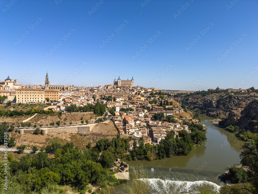Toledo, średniowieczne miasteczko umiejscowione nad rzeką Tag, wpisane na listę dziedzictwa UNESCO, tylko pół godziny pociągiem od Madrytu.