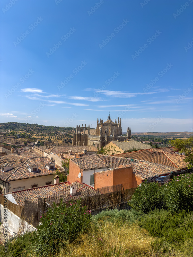 katedra w Toledo górującą nad dachami kamienic, Hiszpania