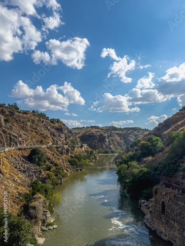 Obraz na płótnie kanion rzeki Tag w Toledo w salonie