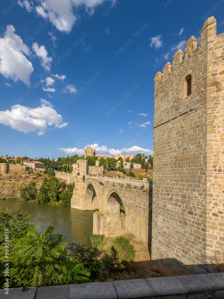 Wieża obronna obok kamiennego mostu nad rzeką Tag prowadzącego do średniowiecznego Toledo, Hiszpania, Europa