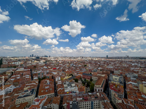 panoramiczny widok na Madryt stolicę Hiszpanii. Widać ogromne zróżnicowanie architektoniczne budynków, główne ulice i pięknie zachmurzone niebo photo