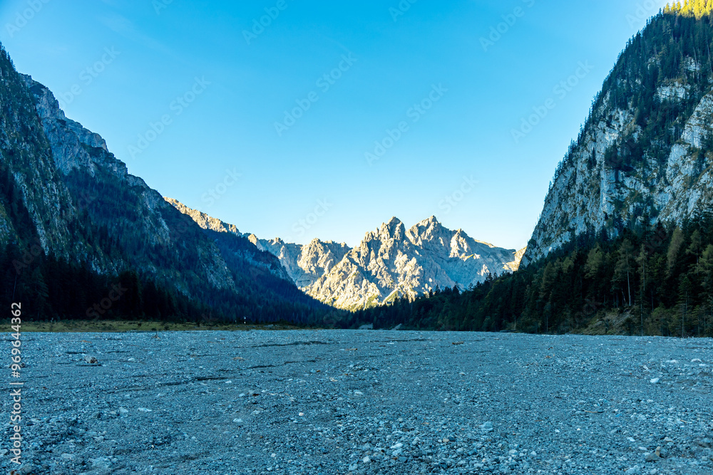 Obraz premium Eine wunderschöne Spätsommer Wanderung durch die Berchtesgadener Alpenlandschaft bis zum Blaueisgletscher - Berchtesgaden - Bayern - Deutschland