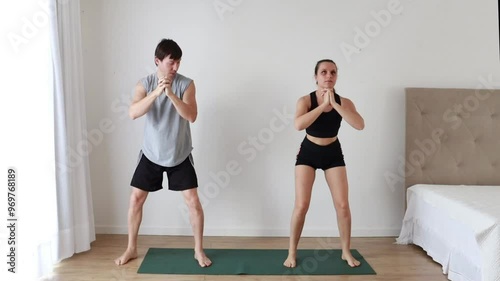 casal fazendo alongamento exercícios fisícos em casa  photo