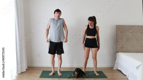 casal fazendo alongamento exercícios fisícos em casa  photo