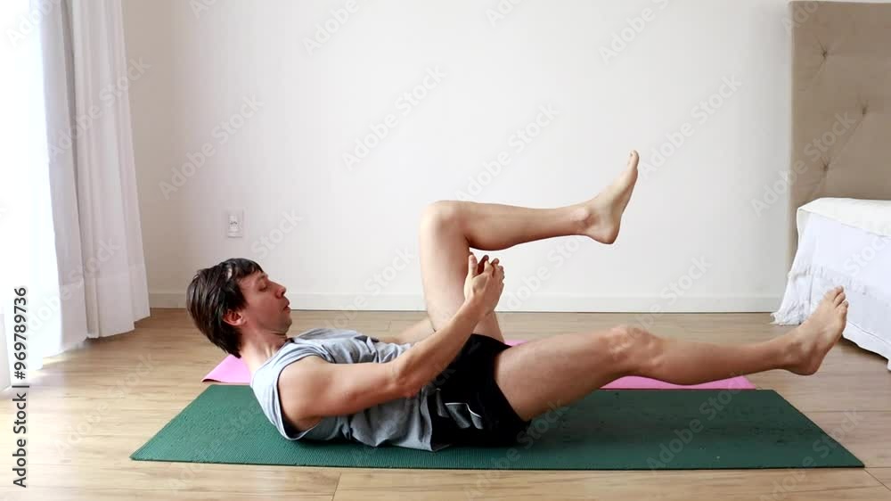 homem fazendo exercícios para abdomen e pernas em casa homem fazendo exercícios para abdomen e pernas em casa