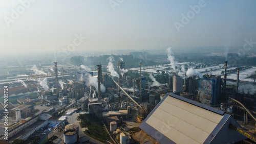 Visão aérea de uma fábrica de papel e celulose em Suzano, São Paulo, Brasil