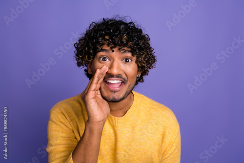 Fotografia Photo of funky funny man wear stylish yellow clothes share tell say news isolate