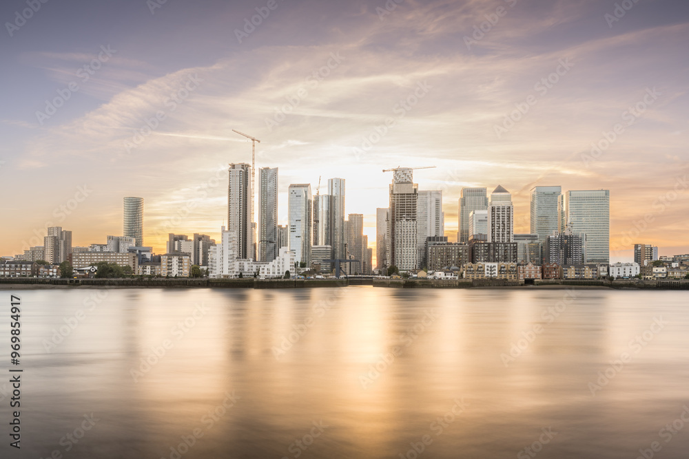 Obraz premium Canary Wharf at Sunset from the Greenwich Peninsula