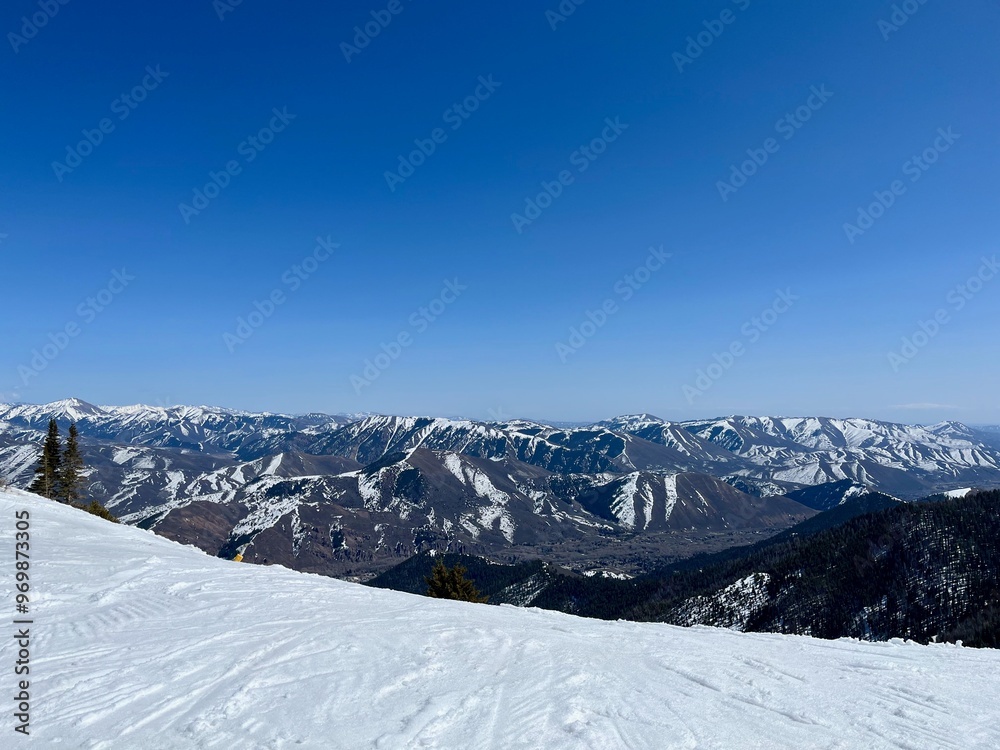 Obraz premium snowy mountain range in daylight