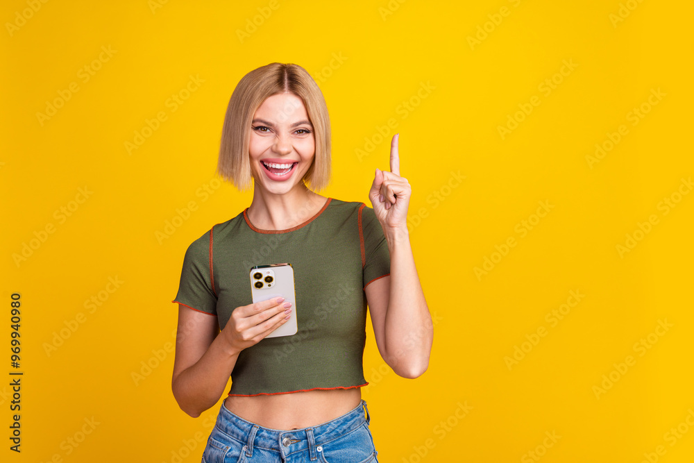 Φωτογραφία Photo of clever girl with bob hairdo dressed khaki crop top hold smartphone rais